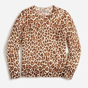 NWT. Cashmere classic-fit crewneck sweater in leopard print